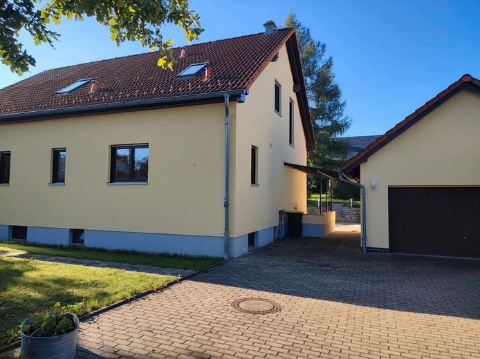 Frontansicht mit Einfahrt
