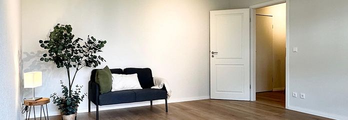 Frisch renovierte 1‑Zimmer-Wohnung mit Einbauküche und ruhiger Innenhofterrasse – Wohn-/Schlafzimmer