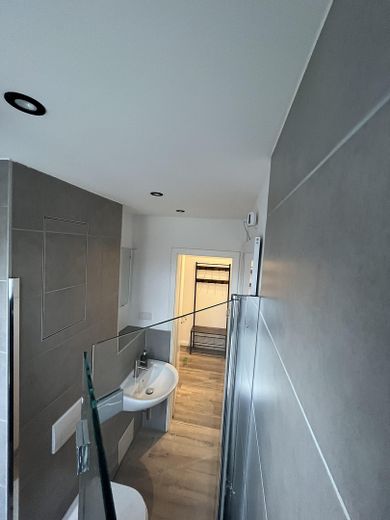 # Mükemmel WG'niz için: Yeni banyolu ve büyük yaşama mutfaklı, en iyi konumda geniş 130 m² daire – Photo 11