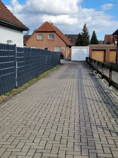 Seltene Gelegenheit in Holtorf: Großzügiges Zweifamilienhaus mit Terrasse und Garage – Zufahrt