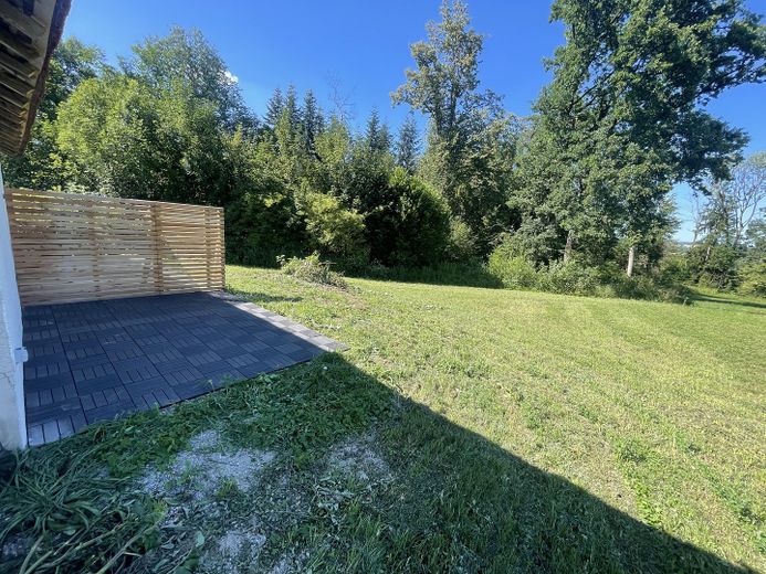 Appartamento con 4 locali al 1° piano, giardino e terrazza, nuova costruzione di 103 m2 a Fridolfing, canone di locazione senza spese 1150€ – Garten