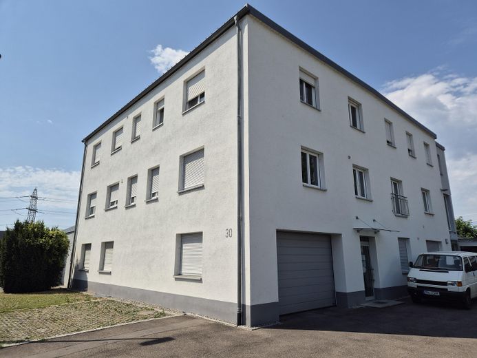 Gewerbefläche zu vermieten für Lager-/Produktion-/Verkauf – Außen mit Garage & Eingang
