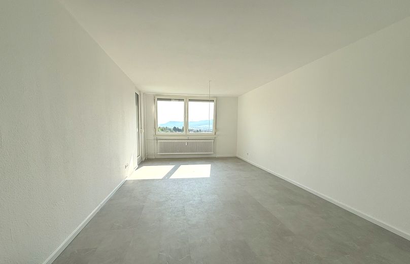 Appartamento di 3 locali completamente ristrutturato con vista panoramica, cucina componibile e garage – Wohnzimmer