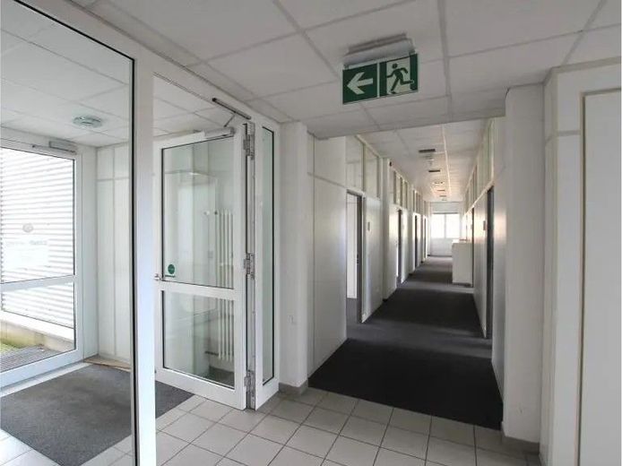 Bürofläche in Günzburg mit 250-500 m² | modern, klimatisiert, bezahlbar – 2_Eingang und Flur
