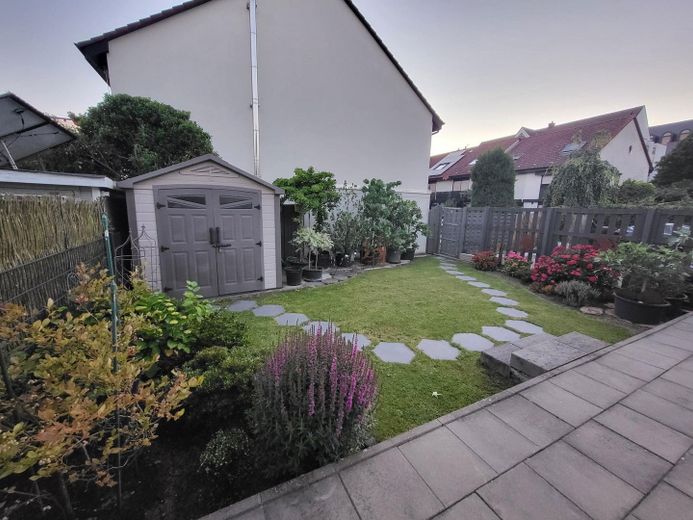 Garten mit Privatweg