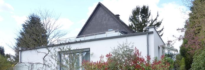 Anbau (flach) mit Haupthaus
