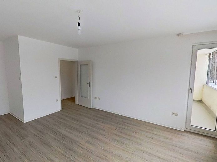 **1 KALTMIETERLASS ALS EINZUGSGESCHENK**Gemütliche 3-Zimmer-Wohnung mit BALKON und TAGESLICHTBAD – Ansicht II: Wohnzimmer