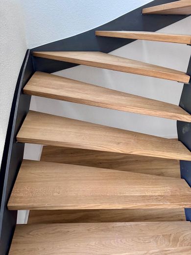 Kapsamlı tadilat sonrası ilk kullanım | KfW55 EE | 62 m² | Üst kat/çatı katı | İstasyona 2 dk. | Taşınmaya hazır 10/2026 – Treppe