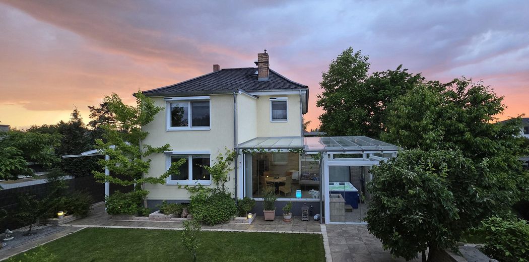 More than a house: exceptional property with plenty of space for living, working and your own ideas – Hausansicht hinten abends