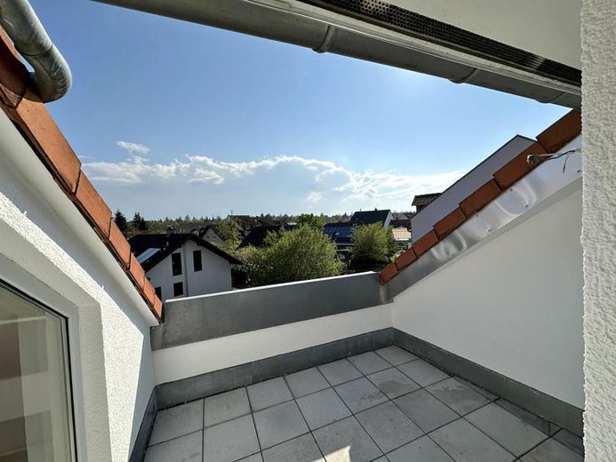 Kirrlach’ın hoş bir konumunda ankastre mutfak, çatı terası ve park yeri bulunan çatı katı dairesi (2. üst kat)! – Dachterrasse