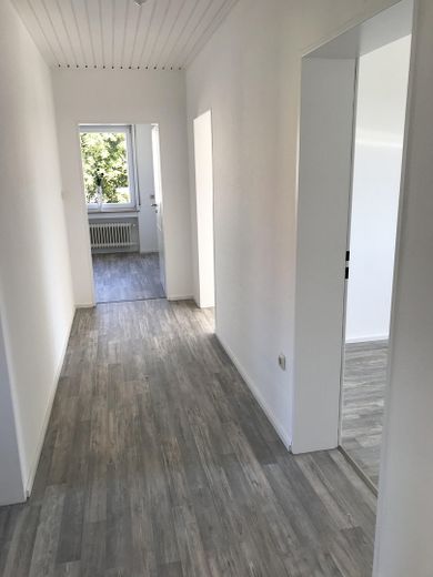 Appartement calme, lumineux et moderne de 3 à 4 pièces, avec cuisine et salle de bains, près de Dinkelscherben, avec jardin, garage, etc. – Flur Ankleide extra