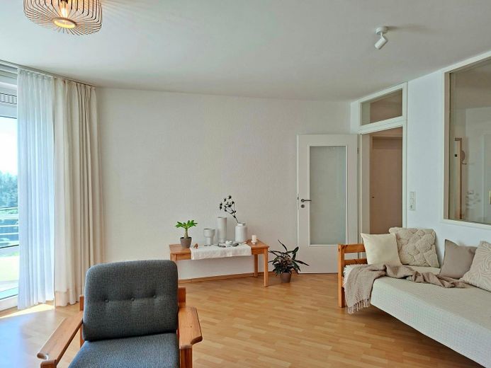 KURPARK-RESIDENZ Appartement en copropriété de 2 pièces, piscine/jacuzzi/sauna inclus dans les charges de copropriété, pompe à chaleur ! 1 place de parking en garage souterrain – Wohnbereich - links Balkontür