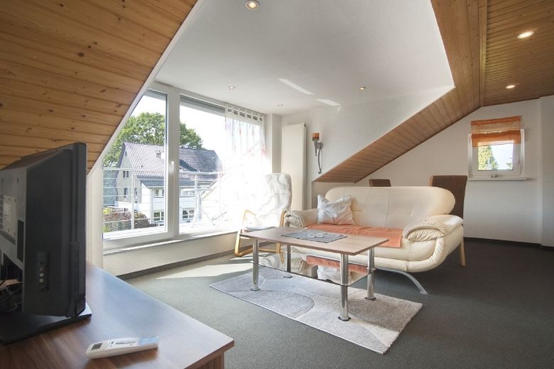 Acogedor y atractivo apartamento abuhardillado con un maravilloso balcón, en una zona residencial tranquila y con buenas posibilidades de aparcamiento – 35e9f951744e8998119f71d4f1b7494f54af4523.jpg