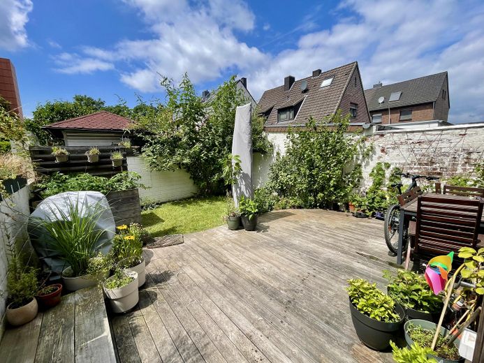 Garten mit großer Terrasse