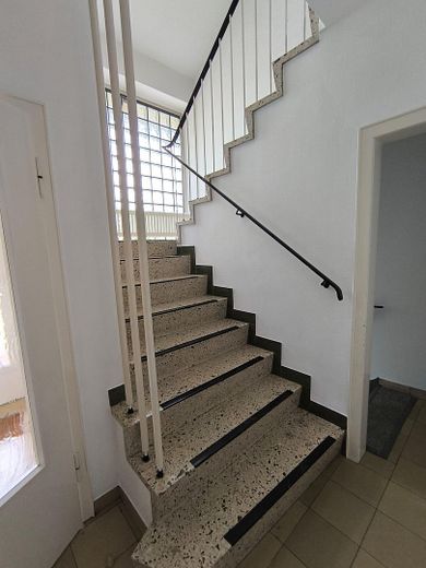Provisionsfrei für Käufer | Familienhaus in Toplage | Bieterverfahren ab 389.000 € – Treppenhaus