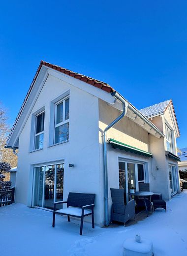 Pełen światła, starannie utrzymany dom jednorodzinny – Haus im Winter