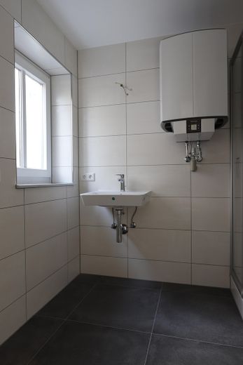 2-Zi. Gartenwohnung + Nebengebäude (vermietet) v. Privat o. Provision – Bad