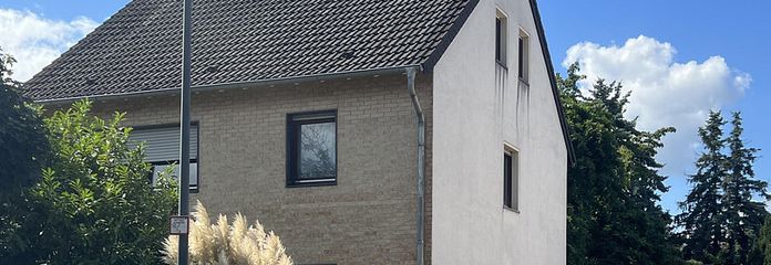 Merveille d’espace de 280 m2 de surface totale avec terrain XL dans un emplacement privilégié  8 pièces, 3 salles de bains modernes & solaire – Hausansicht