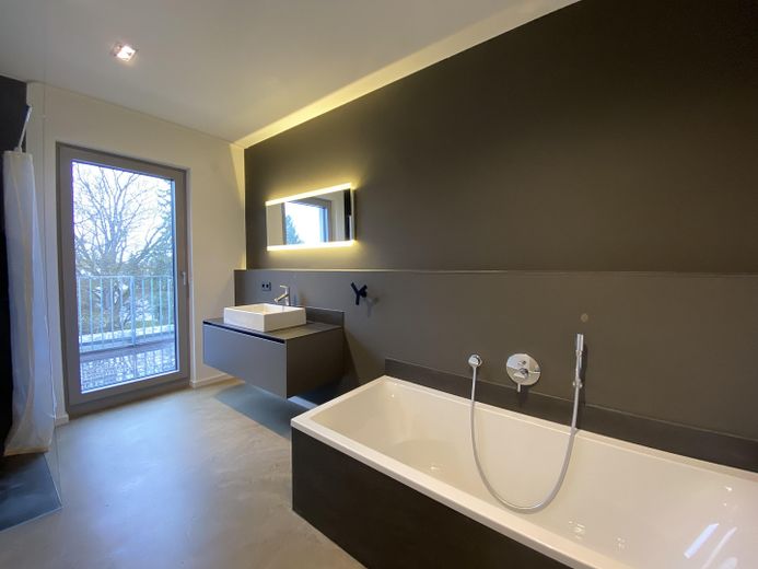 Lussuoso attico con ampia terrazza – Bad mit Wannen und Dusche