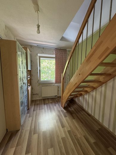 Gepflegtes Reihenmittelhaus in ruhiger Lage mit Garten und Garage – Arbeitszimmer Treppe DG