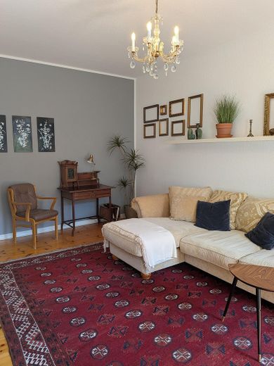Friedrichshain'de balkonlu bakımlı 2 odalı eski bina dairesi – özelden, komisyonsuz – Wohnzimmer