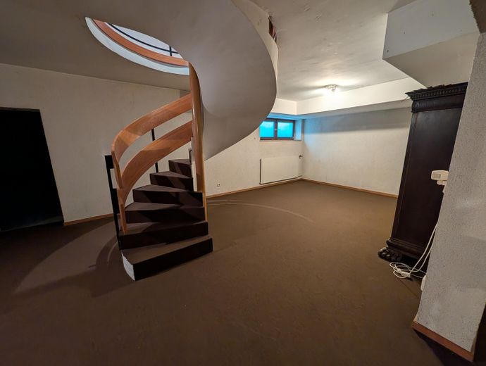 Bungalow de arquitecto con piscina cubierta en Limburgerhof – Kellertreppe zum Esszimmer