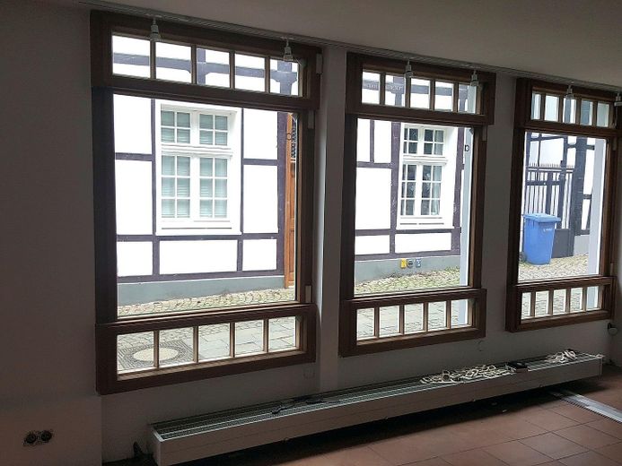 Historisches Ladenlokal am Tuchmacherplatz - Laden oder Büro – Schaufensterfront