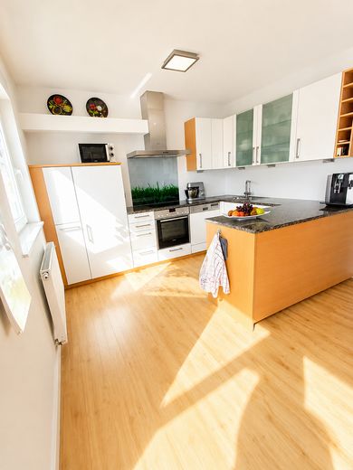 Modernisiertes Familienhaus mit Sonnengarten, Garage & Ausbaureserve – Küche 