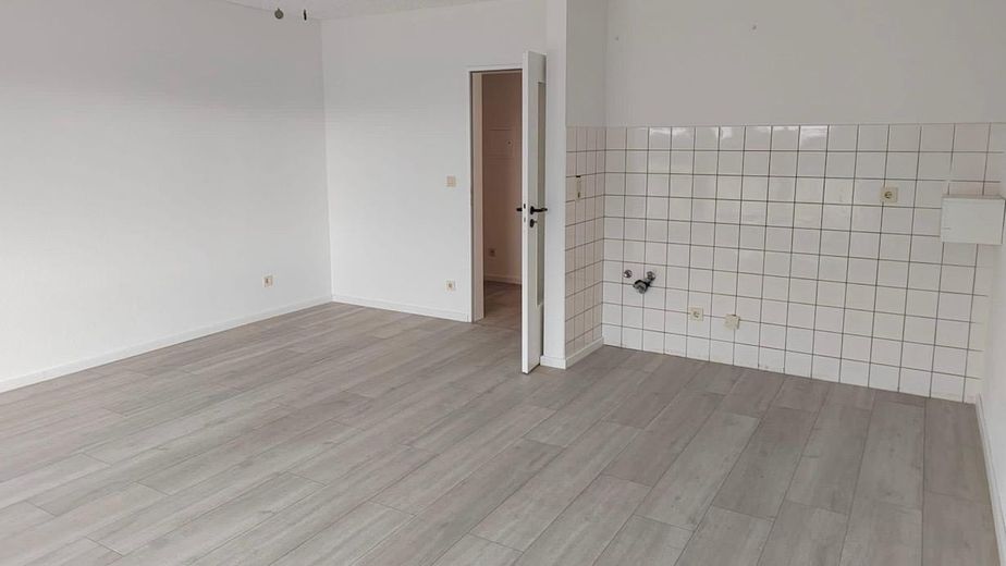 Von priv. - schönes 1-Zi. Single-Appartement in Pad Schloß Neuhaus, ruhige Lage m. Balkon 2.OG – Küchenwand mit Fliesen-Spiegel