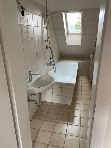 1-Familienwohnhaus mit barrierefreiem EG., nähe Zentrum – Bad OG - www.immobilien-heise.de