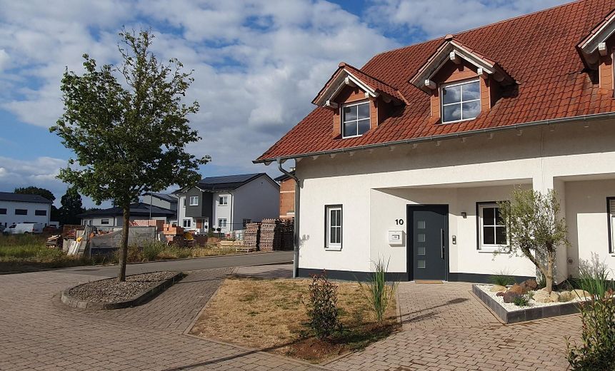 Helle, moderne Doppelhaushälfte in ruhiger Ecklage – sofort bezugsfertig! – Haus (frontal)