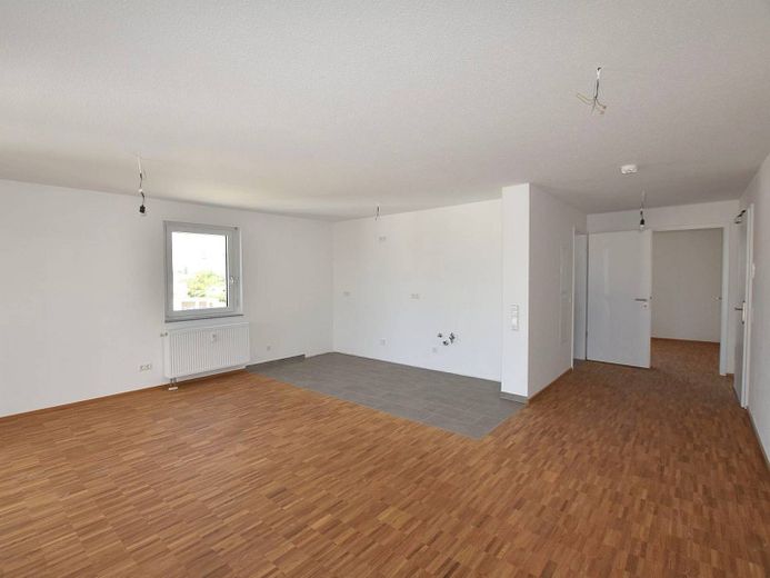 Große 2-Zimmer-Neubauwohnung mit BALKON in verkehrsberuhigter Wohnlage – Ansicht II: Wohn- und Esszimm…