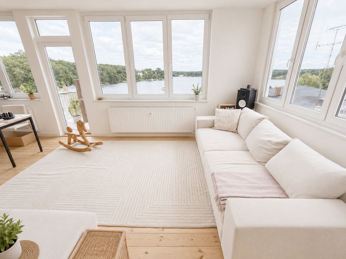 Sonnige 3-Zimmer-Wohnung im sanierten Altbau – Wohnzimmer
