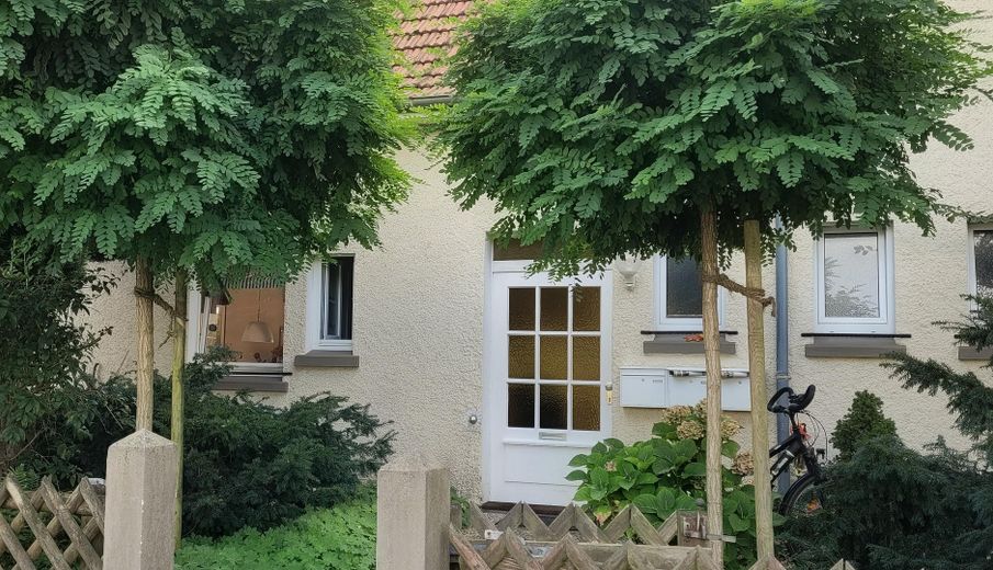 Casa bifamiliar independiente con apartamento y 3 garajes – Hauseingang