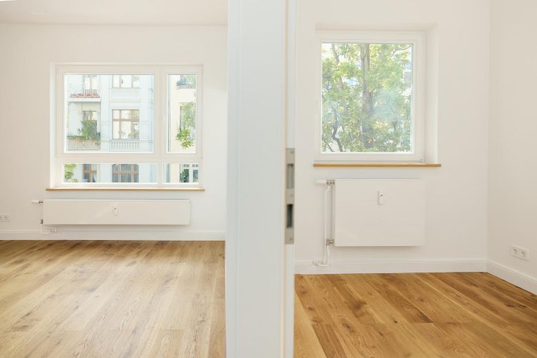 Berlin Mitte: Balkonlu, Moabit’in merkezi konumunda, yenilenmiş köşe binada ilk kullanım, komisyonsuz 2 odalı daire – Beide Zimmer