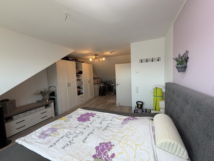 Premium 3-Zimmer-Maisonette-Wohnung mit offener Wohn-Ess-Küche, Dachterrasse & Fußbodenheizung – DG Schlafzimmer