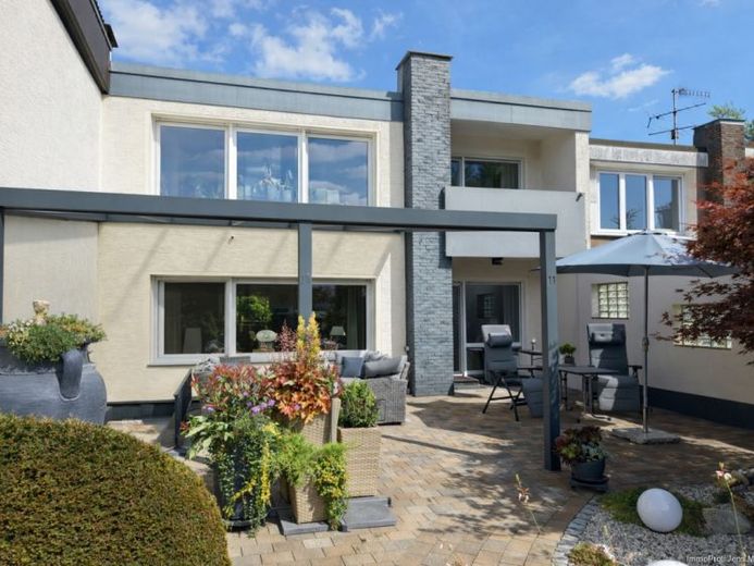 Modernisiertes Einfamilienhaus mit Smart-Home, 3-Garagen, PV-Anlage & außergewöhnlichem Garten – Foto 1