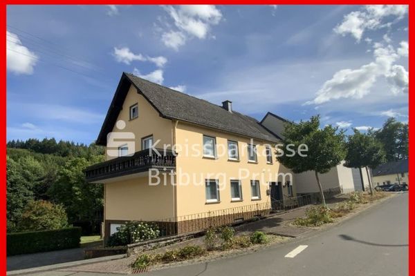 Einfamilienhaus mit Nebengebäude in ruhiger Ortsrandlage