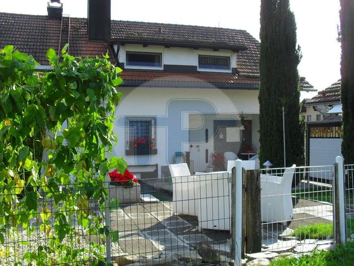 ÄUßERST GEPFLEGTES 
EINFAMILIENHAUS – Eingang 2