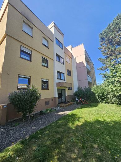 Licht 1-kamerappartement op de begane grond met balkon, mogelijkheden voor een inbouwkeuken & berging – Dornheimer Ring 81 – Hauseingang