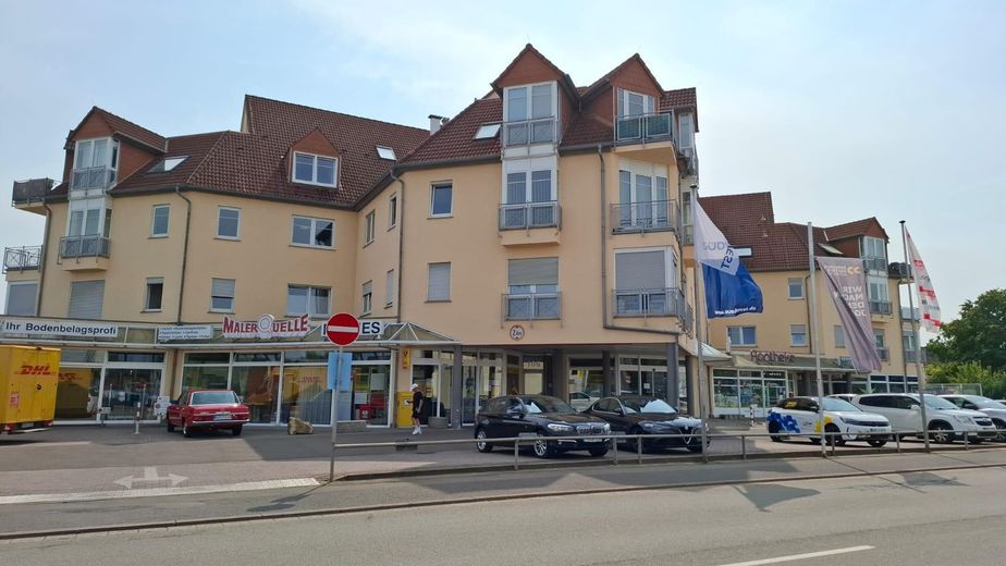 Straßenansicht mit Parkplätzen