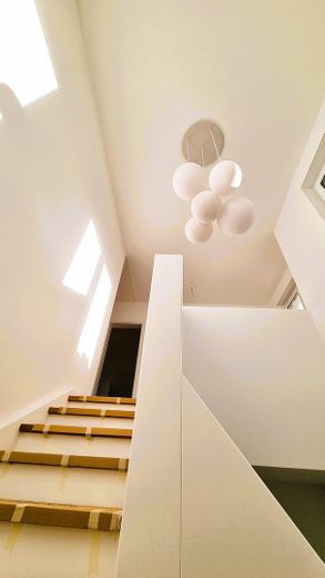 Erstbezug im Grünen: Exklusive 3,5-Zi.-Wohnung mit Premium-EBK & privatem Garten – Treppenhaus