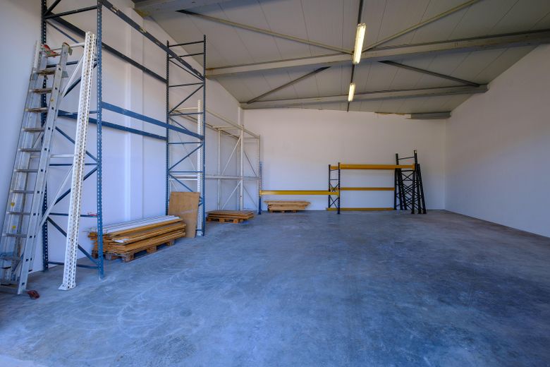 Halle, Lager oder Werkstatt mit Freifläche – Gewerbeareal flexibel teilbar – Halle A innen inkl. Hochregal