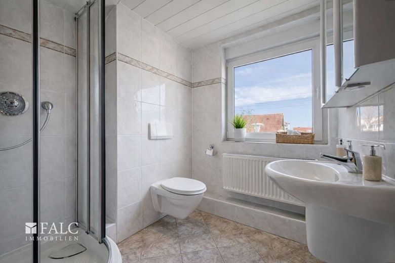 *Verk.* Attraktive Doppelhaushälfte in ruhiger Lage! – Badezimmer Dachgeschoss