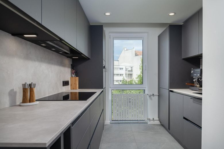 Ihr neues Zuhause zwischen Mitte und Kreuzberg – Hochwertig modernisiert in begehrter Lage – Traumküche mit Blick ins Grüne