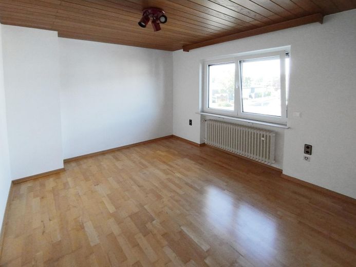 Helle, renovierte 4-Zimmer-Wohnung (1.OG) mit Küche und Süd-Balkon in ruhiger Lage in Kleinostheim – Schlafzimmer / Home Office 2