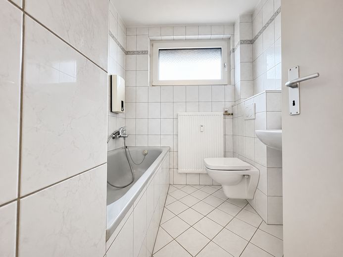renovierte 3 Zimmer, frei ab sofort – Vollbad