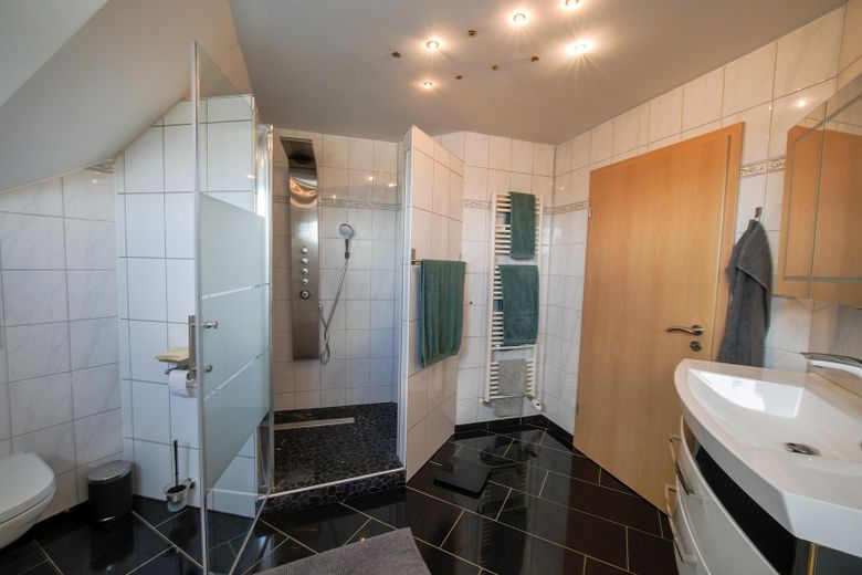 Außergewöhnliche 2-Zimmer-Dachgeschosswohnung mit Kamin, Vollbad, Balkon & ausgebautem Dachboden – Badezimmer_Bild4
