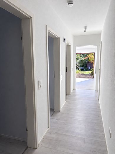 Appartement indépendant modernisé dans un quartier calme avec terrasse et garage – Flur