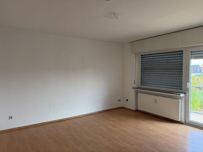Ruhige Wohnung mit Gartennutzung im 1. OG – Wohnzimmer